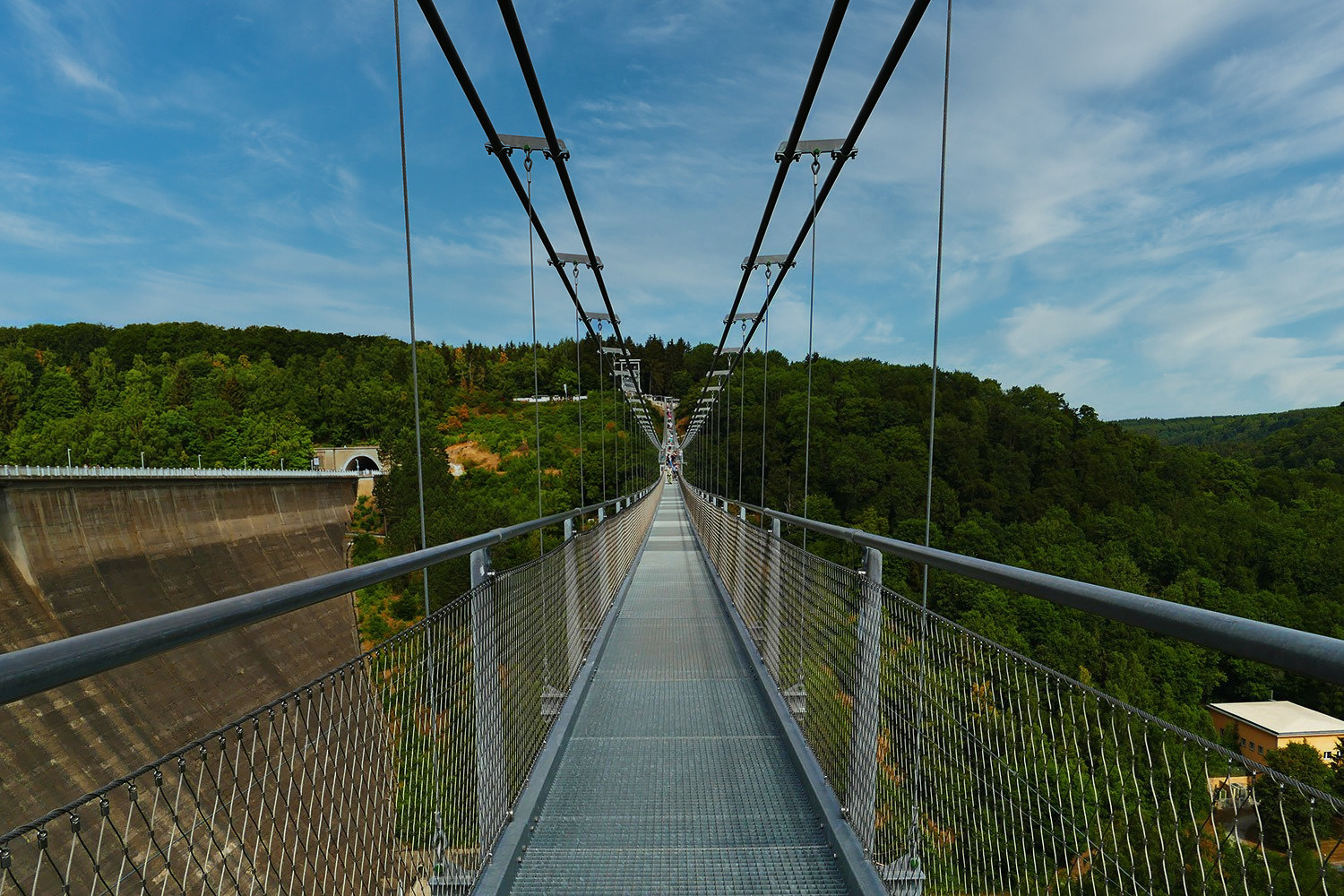 Fußgängerhängebrücke
