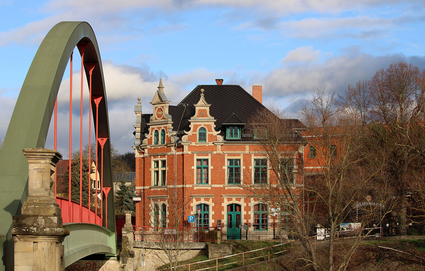 Hennenbrücke mit Hotel Henne