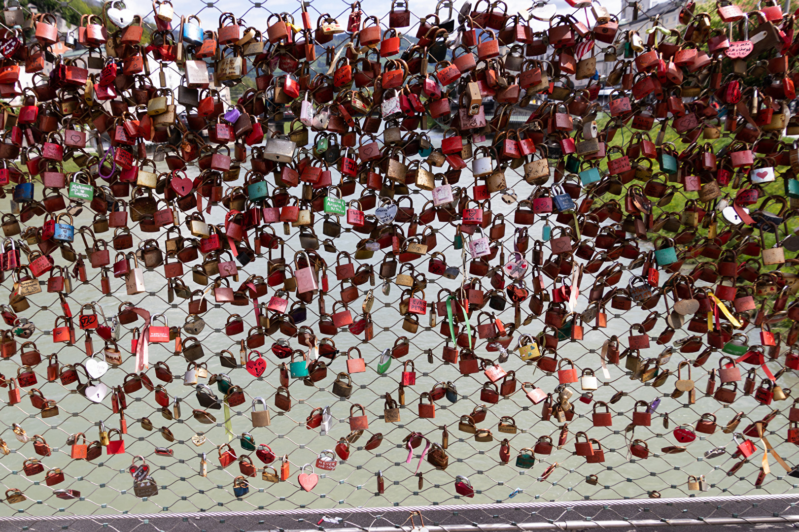 Liebesschlösser am Brückengeländer