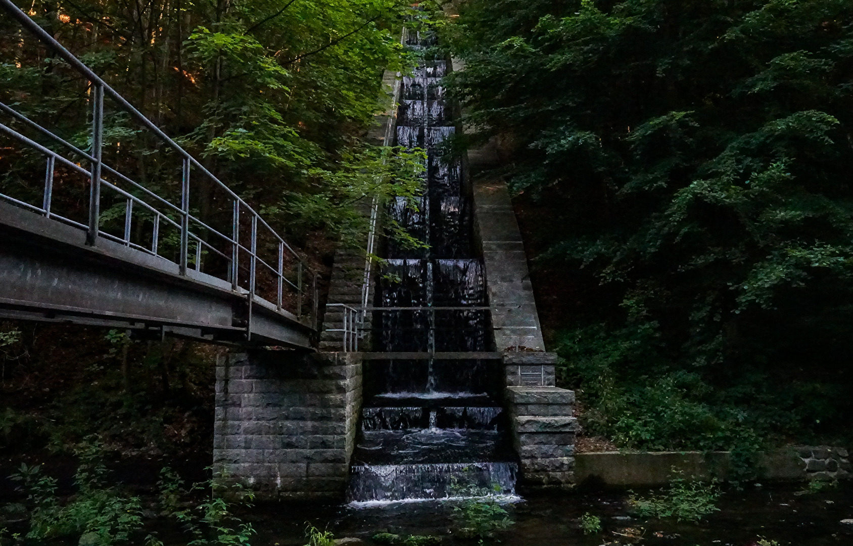 der Künstliche Wasserfall