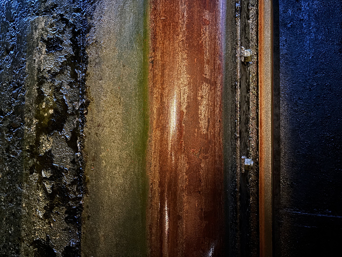 Überraschende Farben in der Schleusenkammer