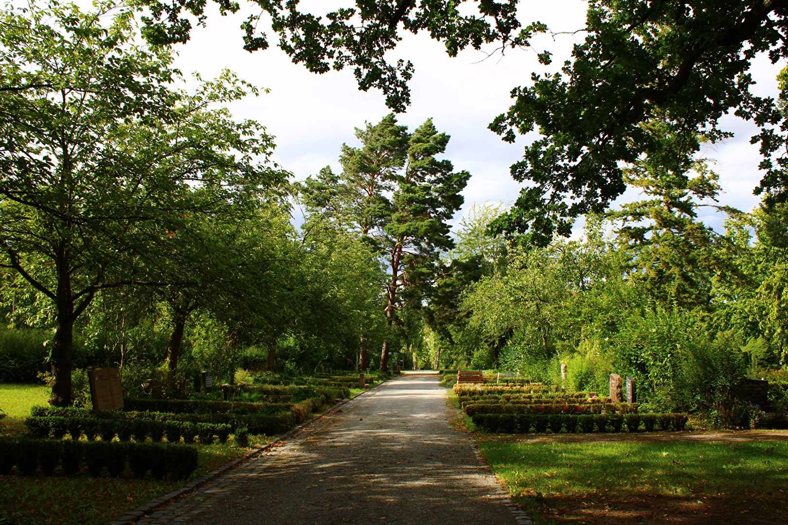 Der Hauptfriedhof in Naumburg, ein Nebenweg