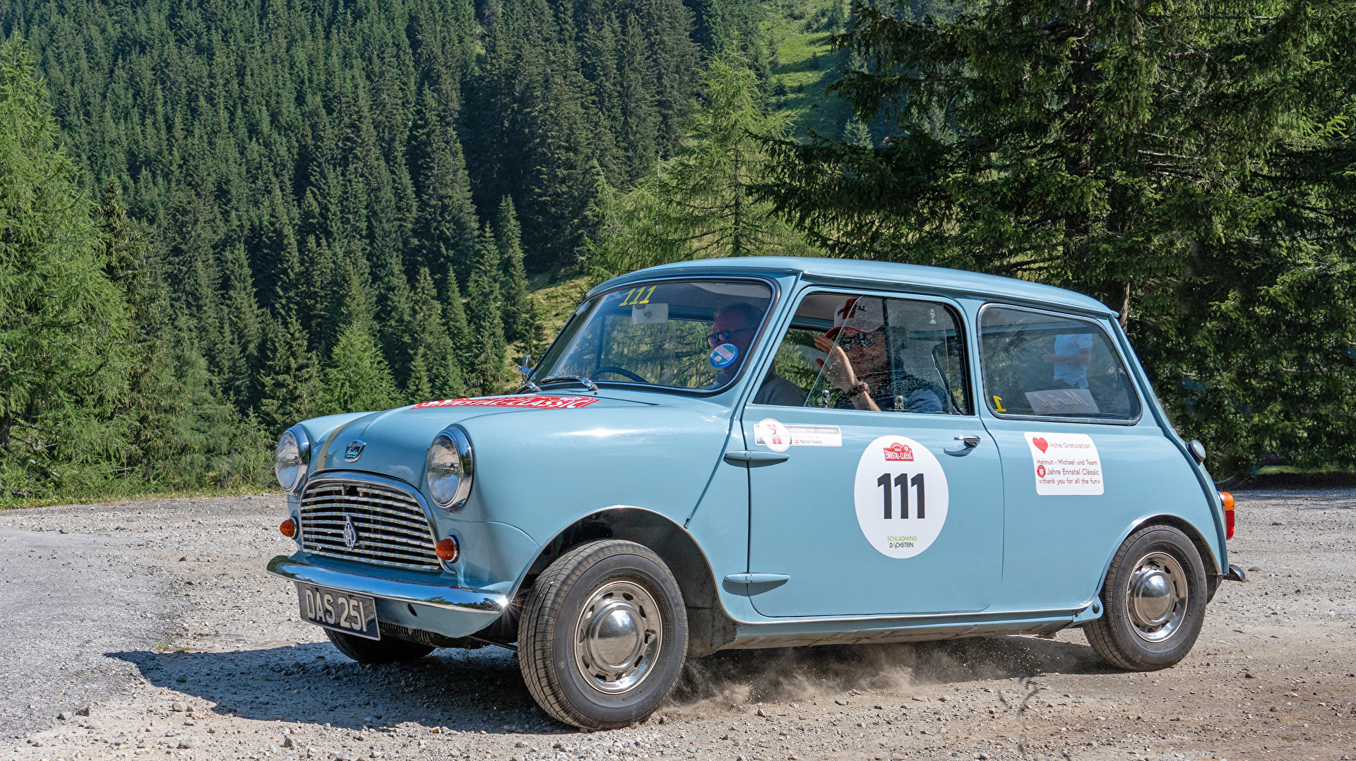 62 Jahre alt aber der Austin Seven Mini, BJ 1960 gibt ordentlich Gummi.