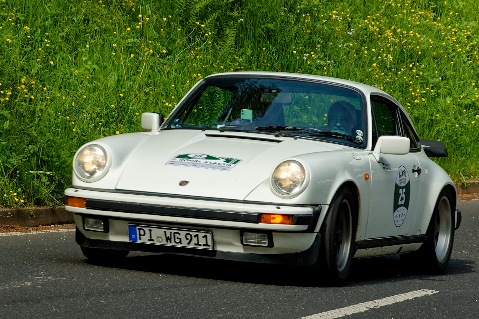 Porsche 911 Carrera Coupe  ( 1990 )