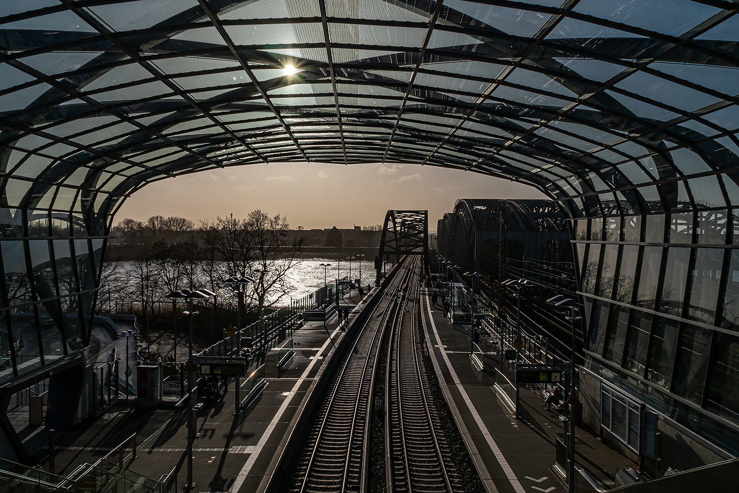 Blick von der S-Bahnstation Elbbrücken