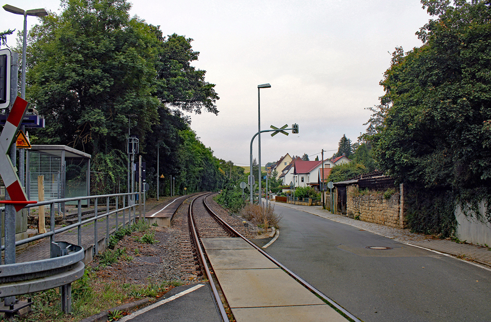 Bahnübergang und Haltepunkt
