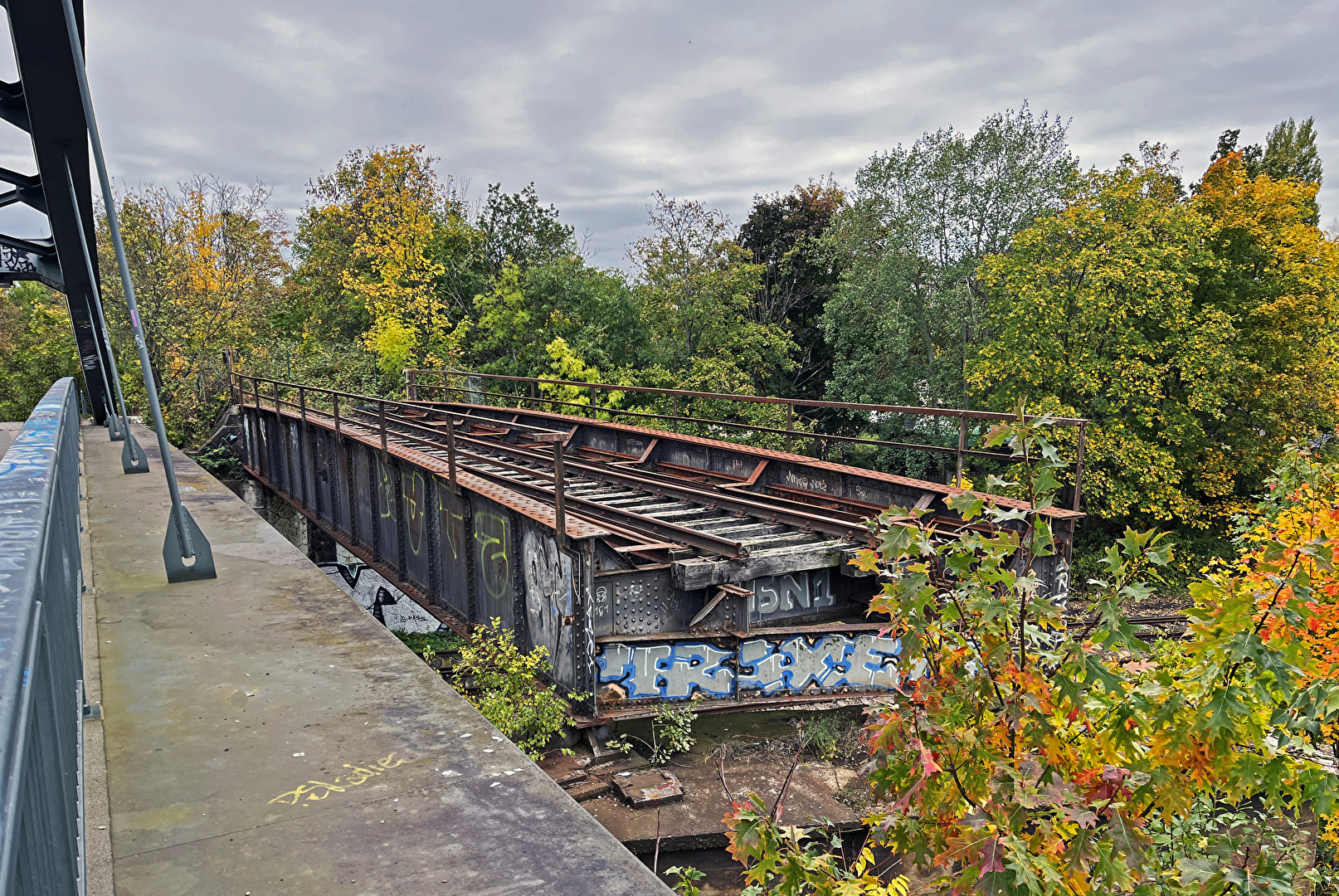 da steht sie noch, die Alte...