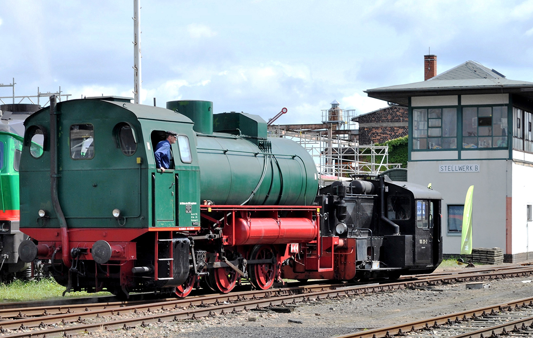 Naßdampflok und Kleindiesellok am Stellwerk B