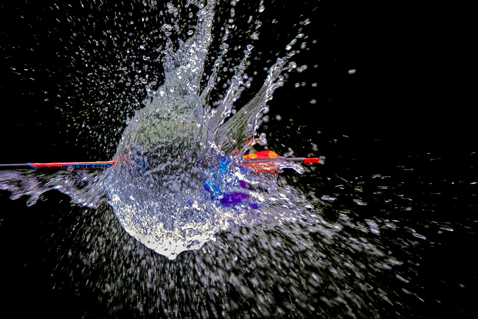 Pfeil trifft Wasserballon