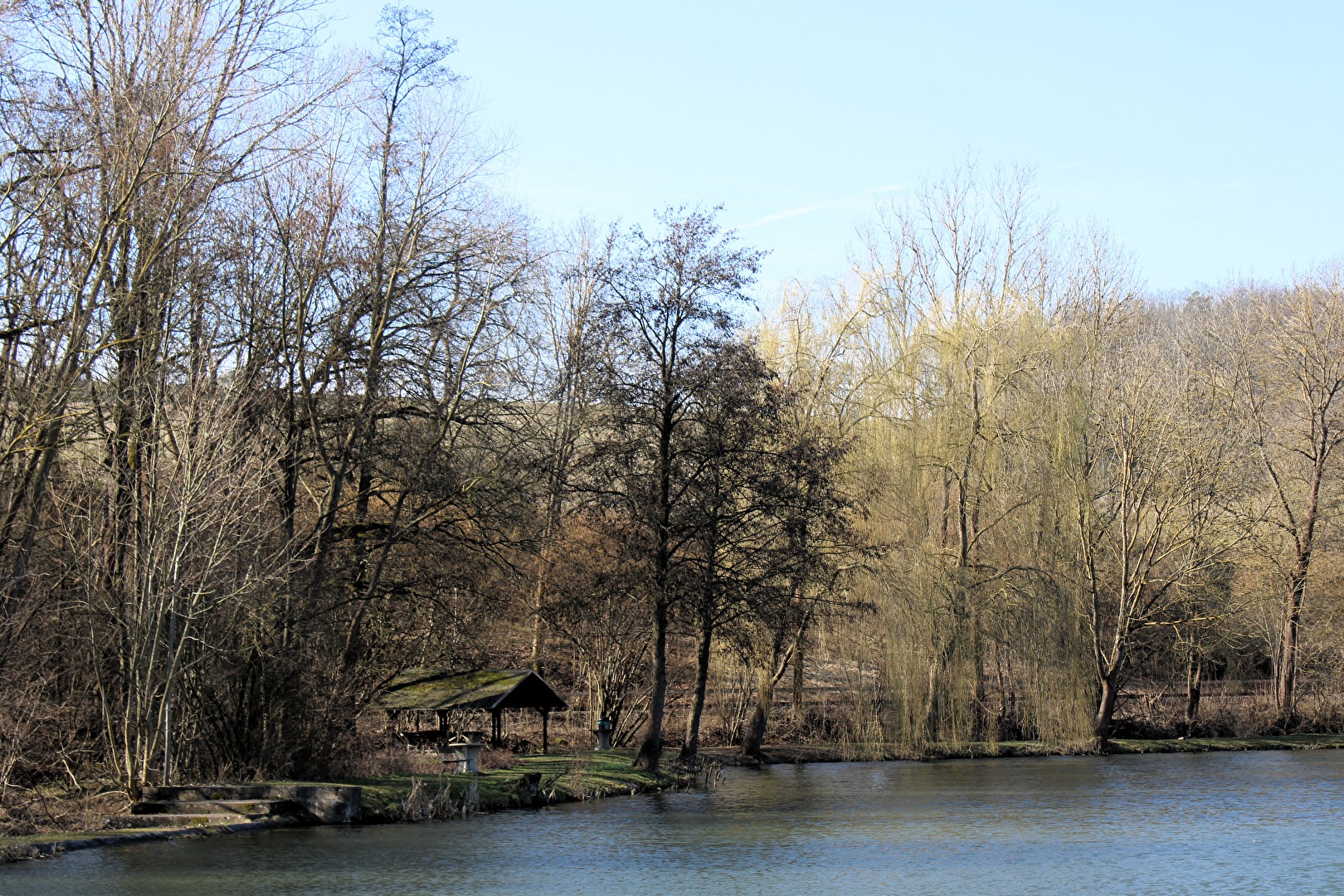 Der überdachte Rastplatz am Emsenteich