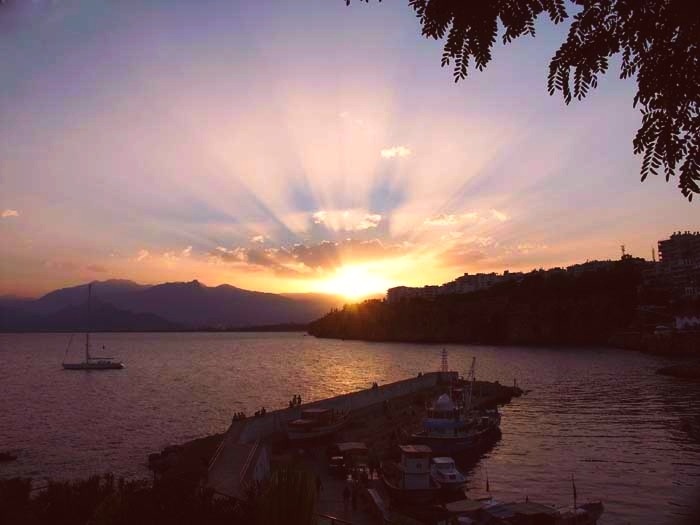 Sonnenuntergang am Hafen von Antalya