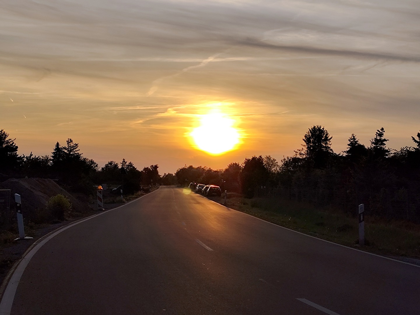 die untergehende Sonne verhilft die Straße zu einem besonderen Glanz