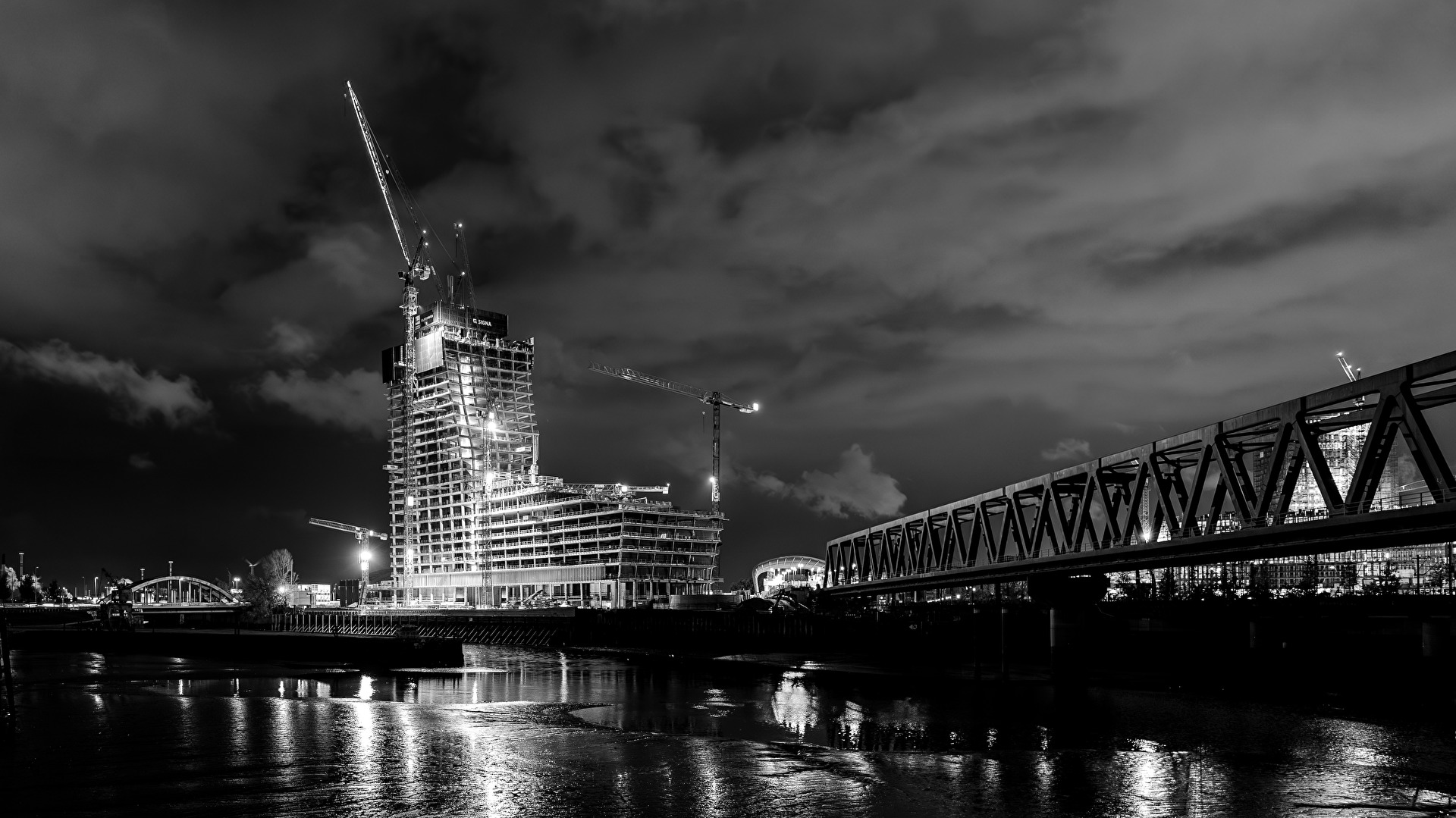 Elbtower (bei Ebbe)