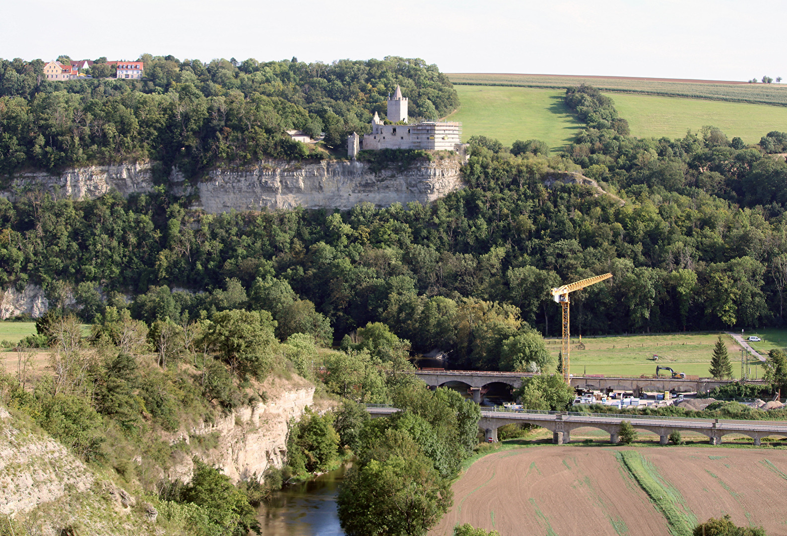 Zwei Baustellen, Eisenbahnbrücke und Rudelsburg