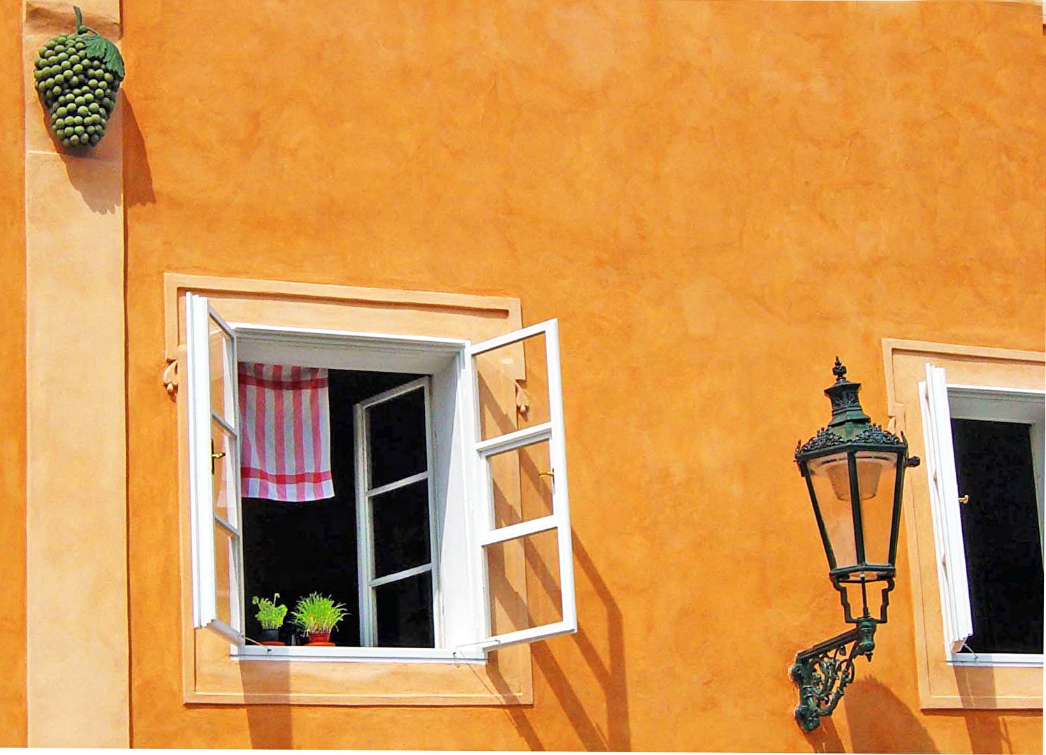 Fenster mit Traube und Laterne