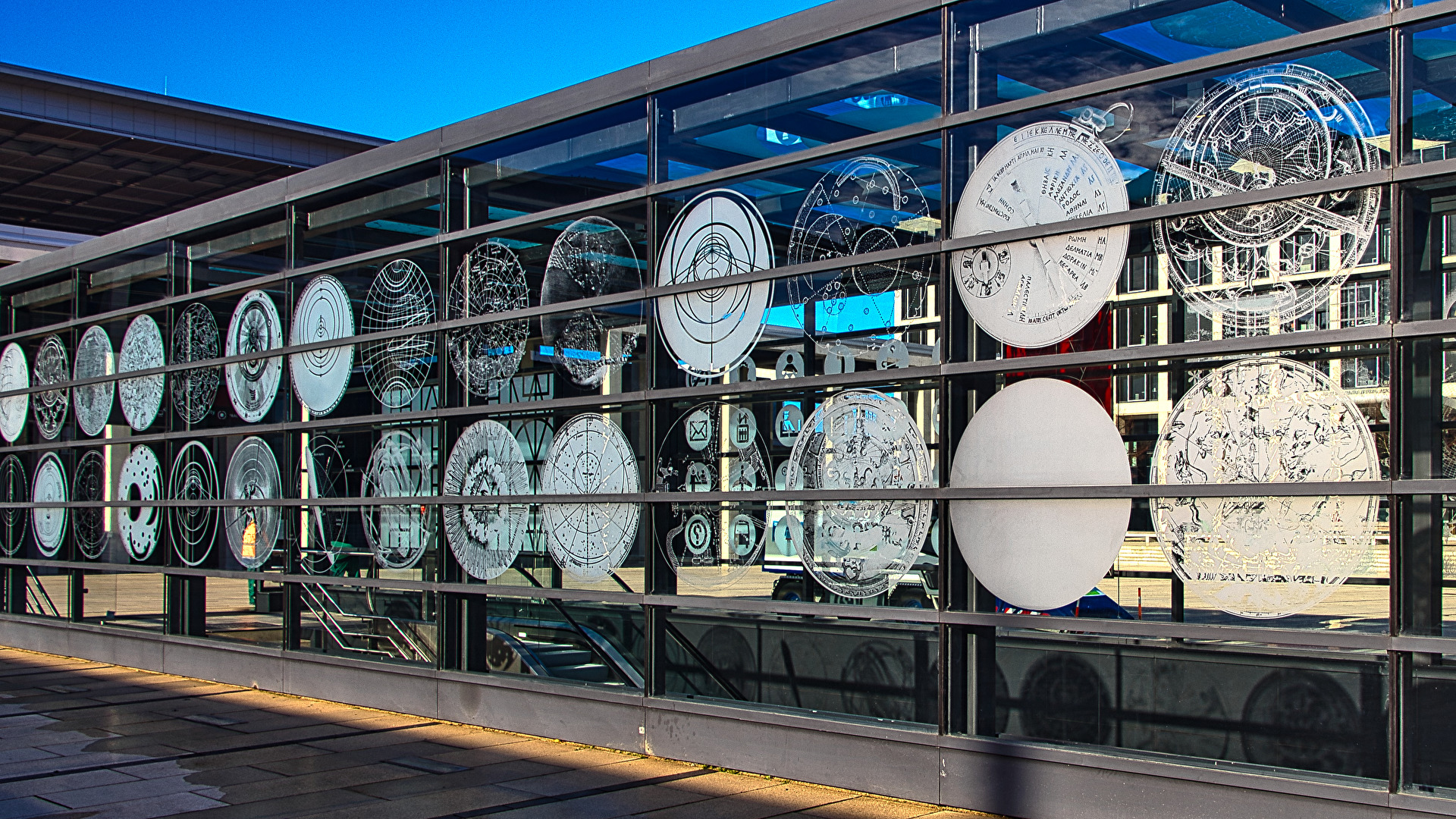 Glas und Kunst am BER