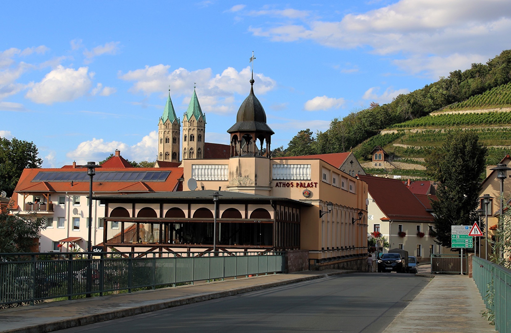 Auf der Brücke zur Stadt
