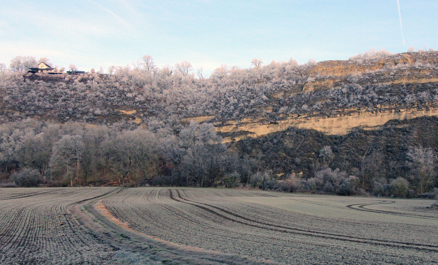 Muschelkalkfelsen mit Berggasthof