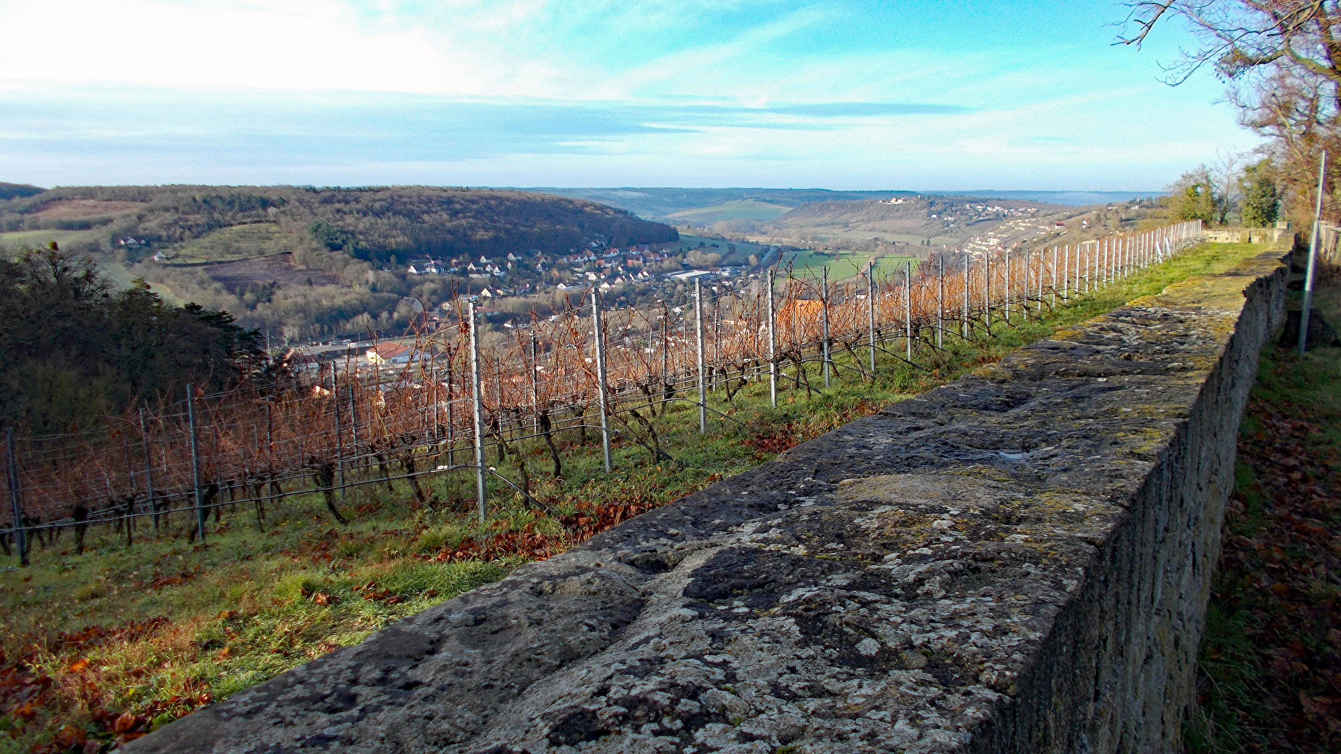 An der Mauer entlang