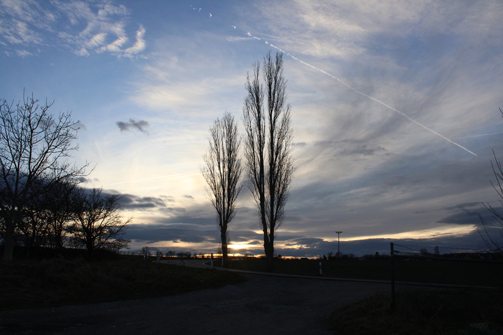 Spuren am abendlichen Himmel.