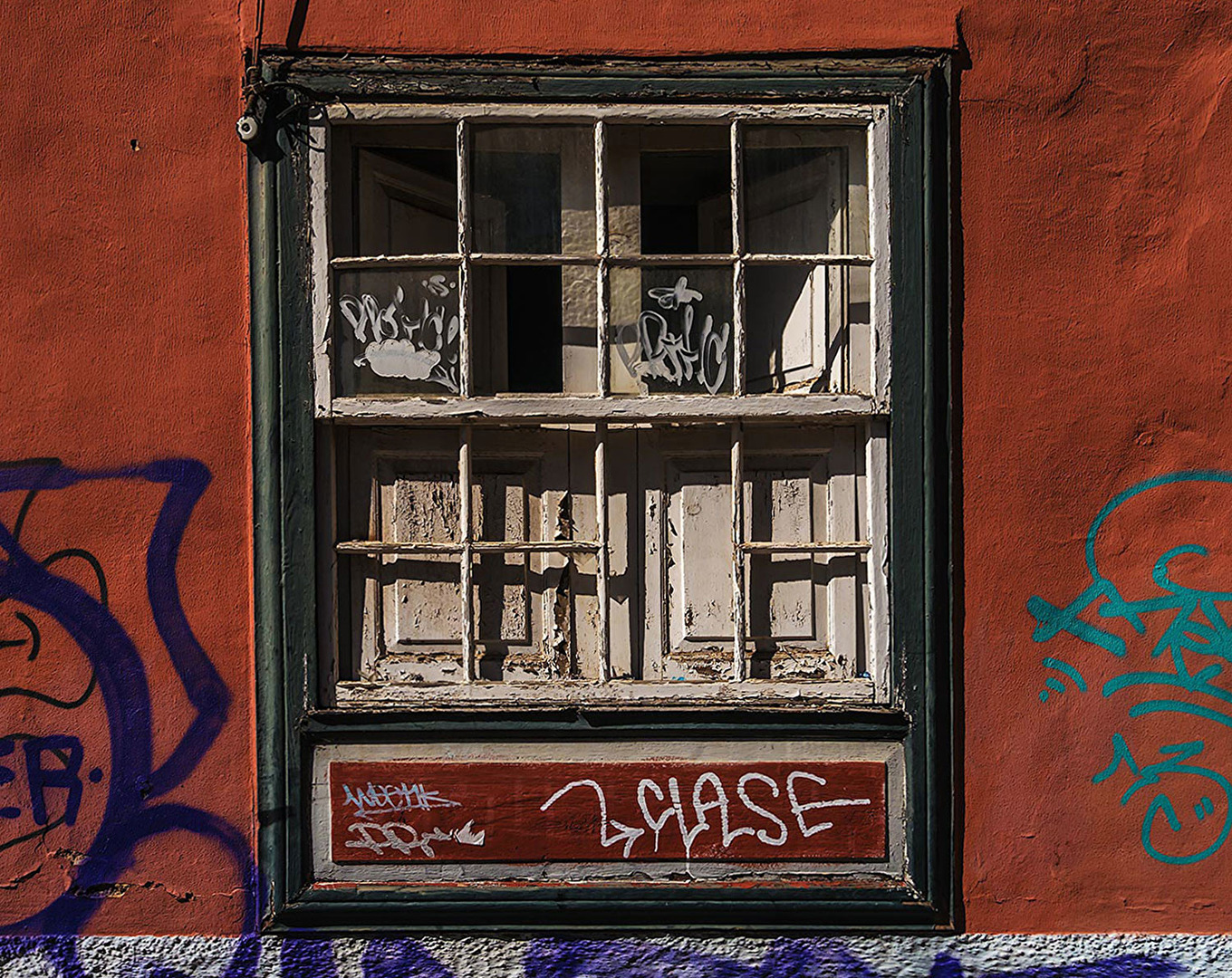 Altes, marodes und vergittertes Fenster