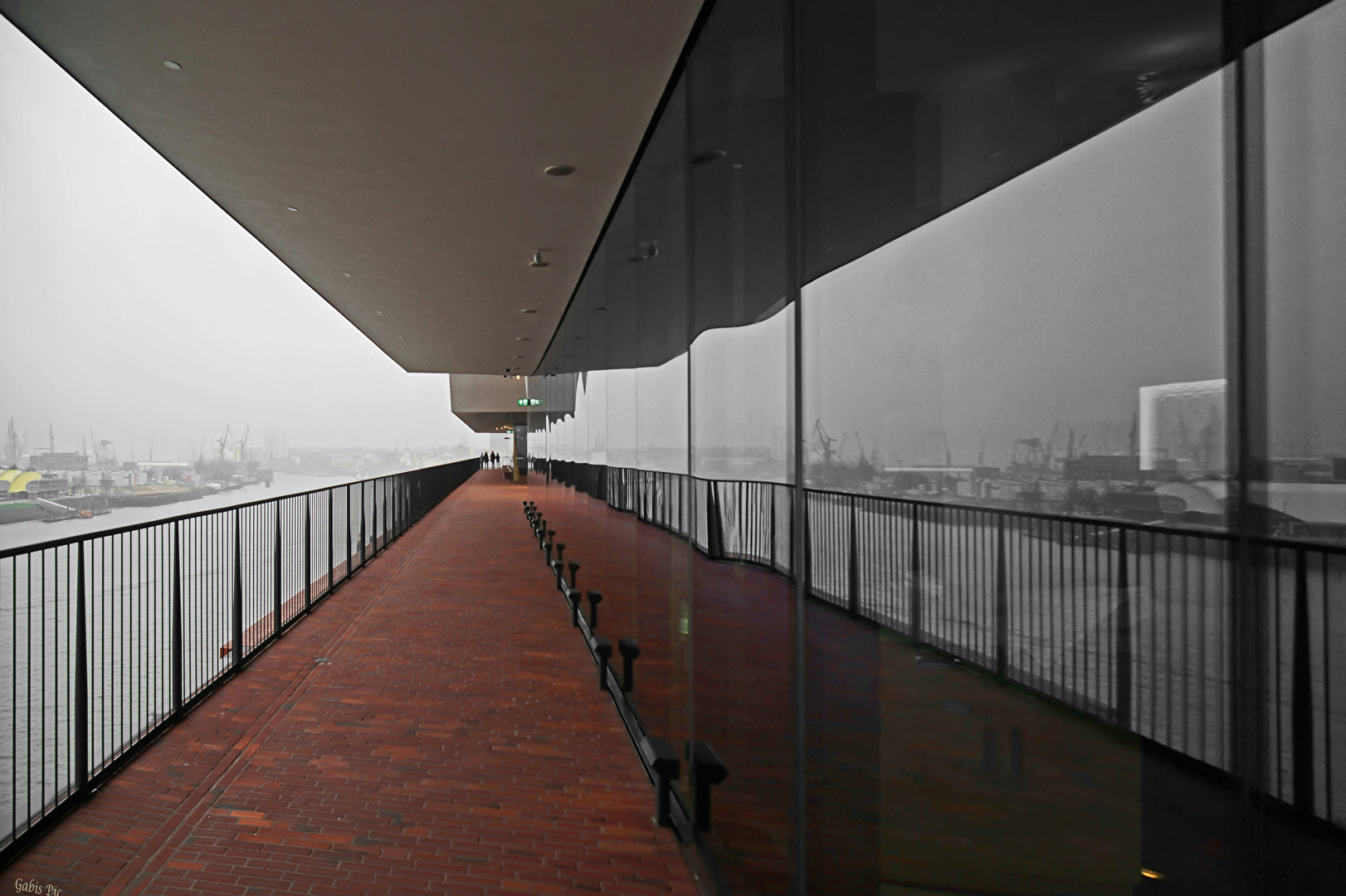 Elphi  Plaza - durch die Mitte