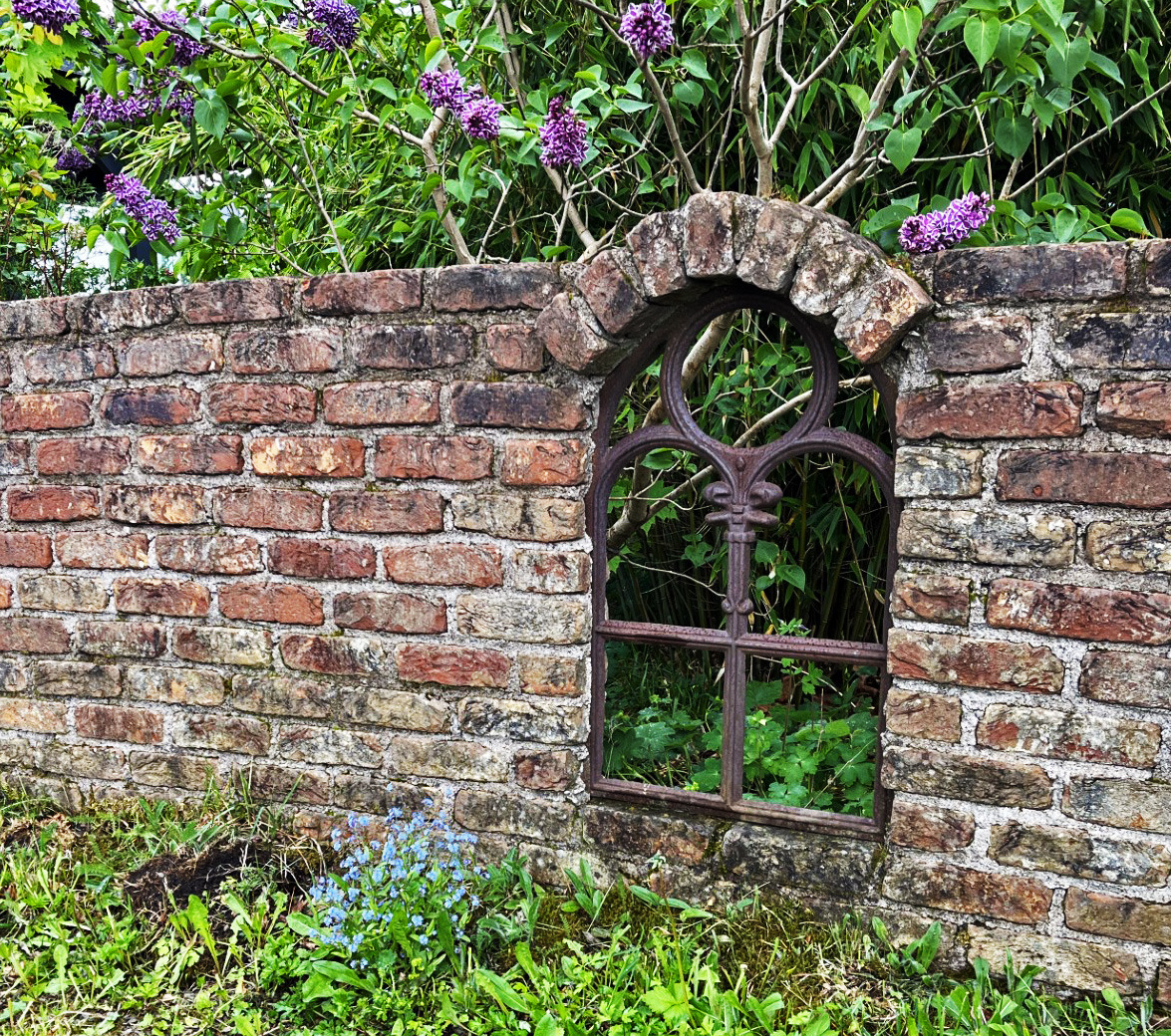 schöne Grundstücksmauer