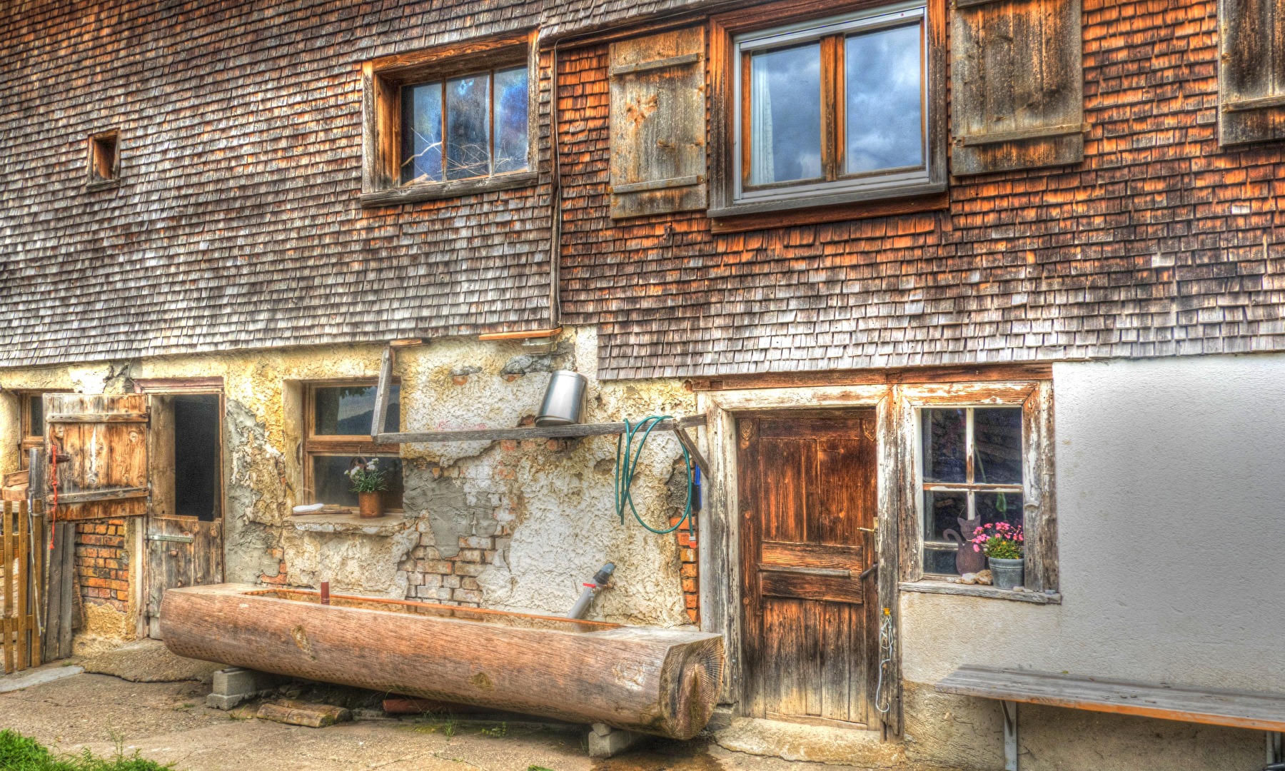 Der Wassertrog vor dem alten Bauernhaus