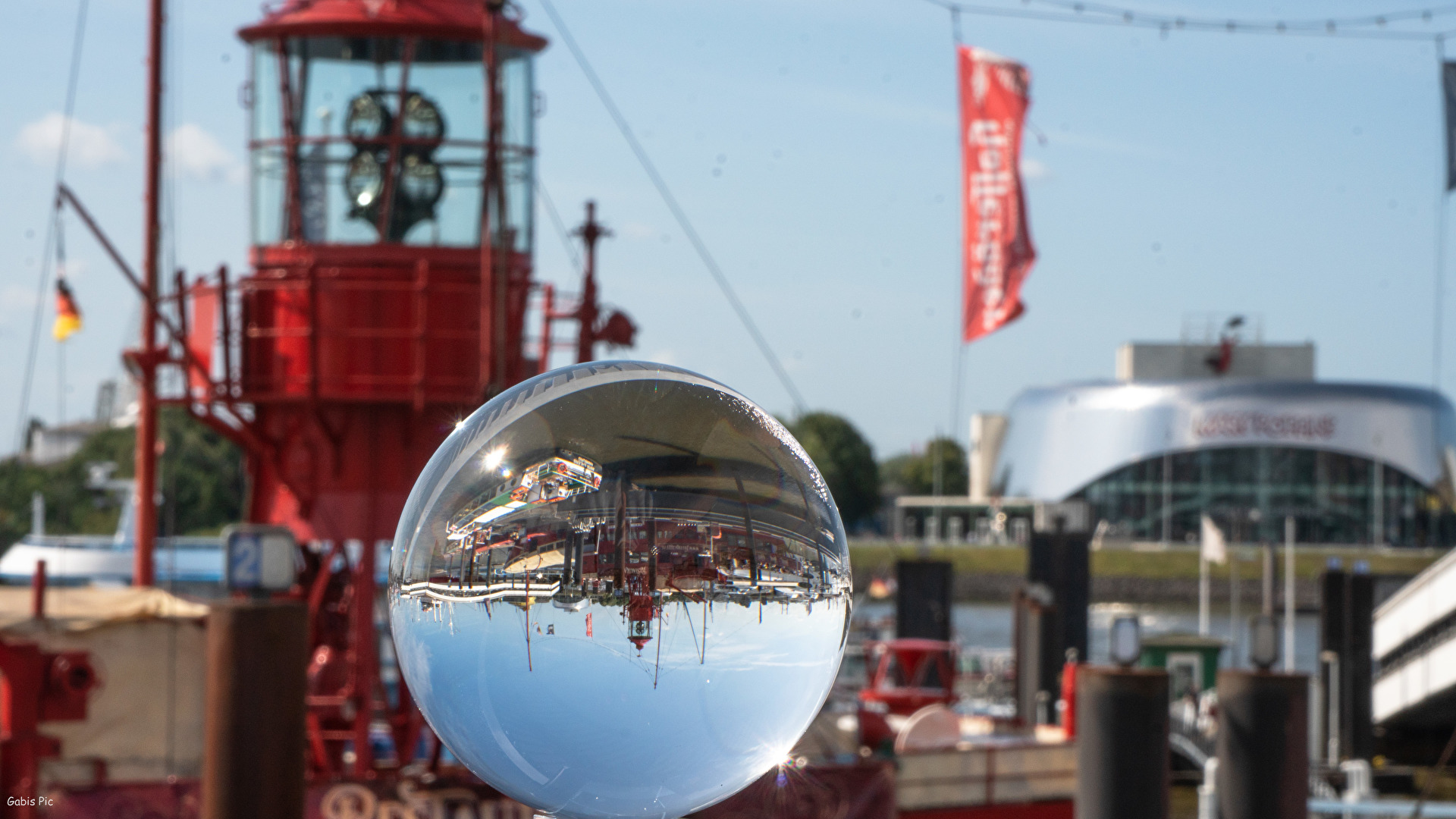 Hamburg Hafen durch die Kugel