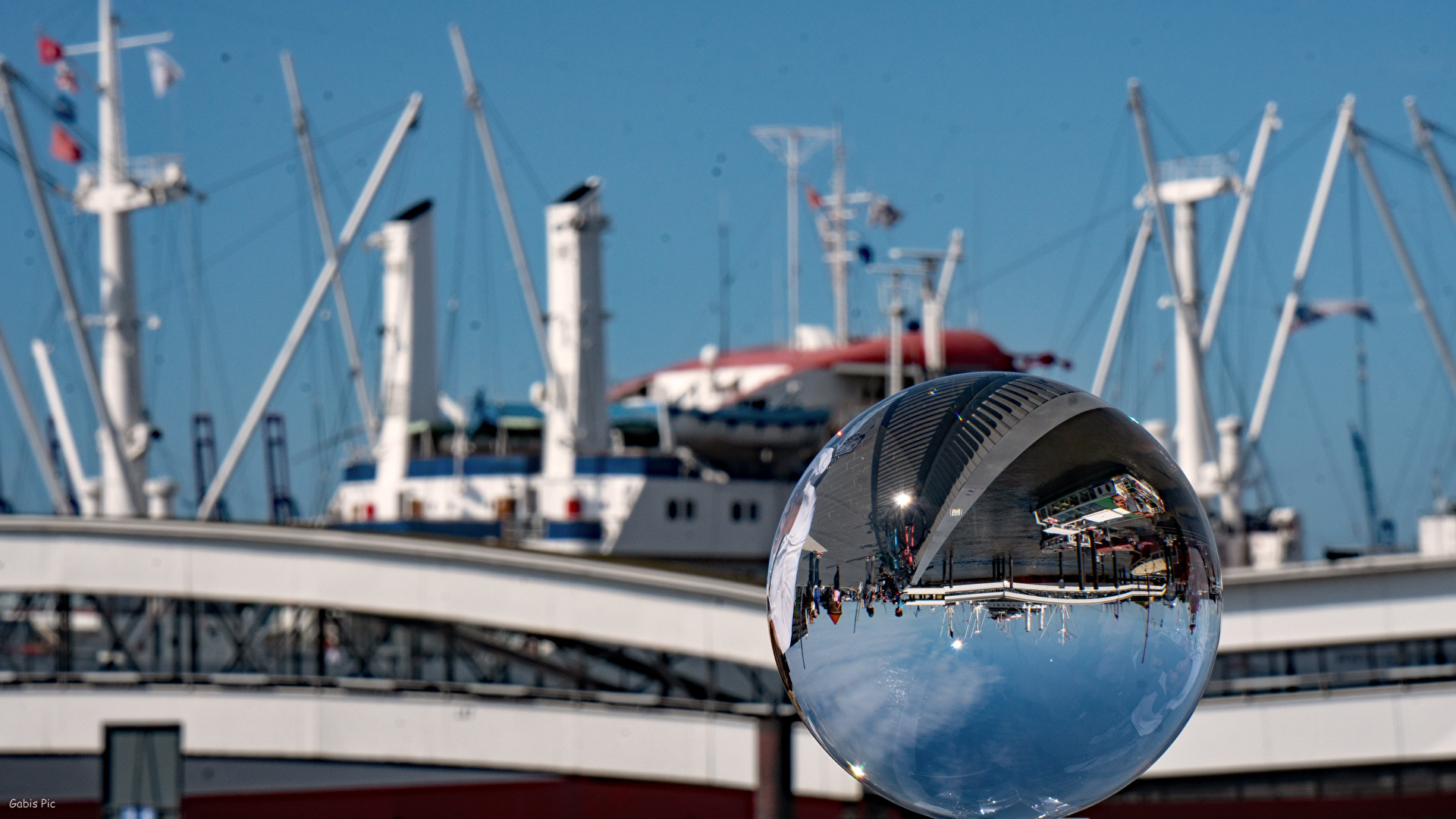 Die Überseebrücke in Hamburg durch die Kugel