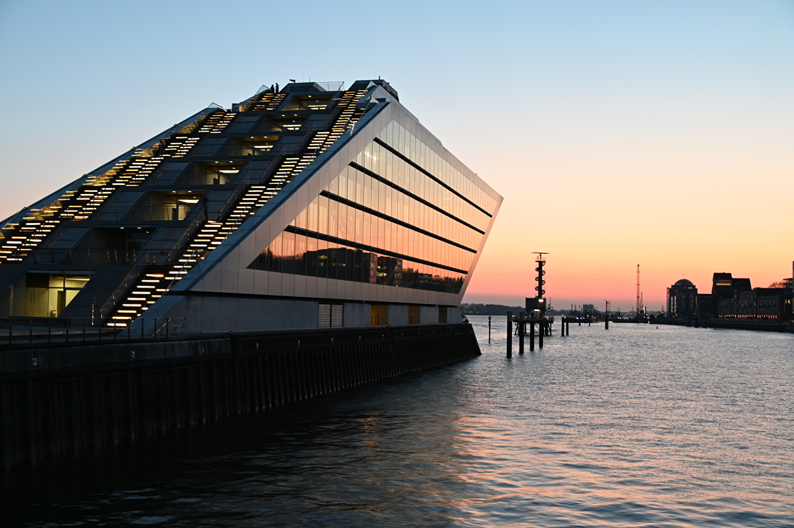 Dockland beim Sonnenuntergang