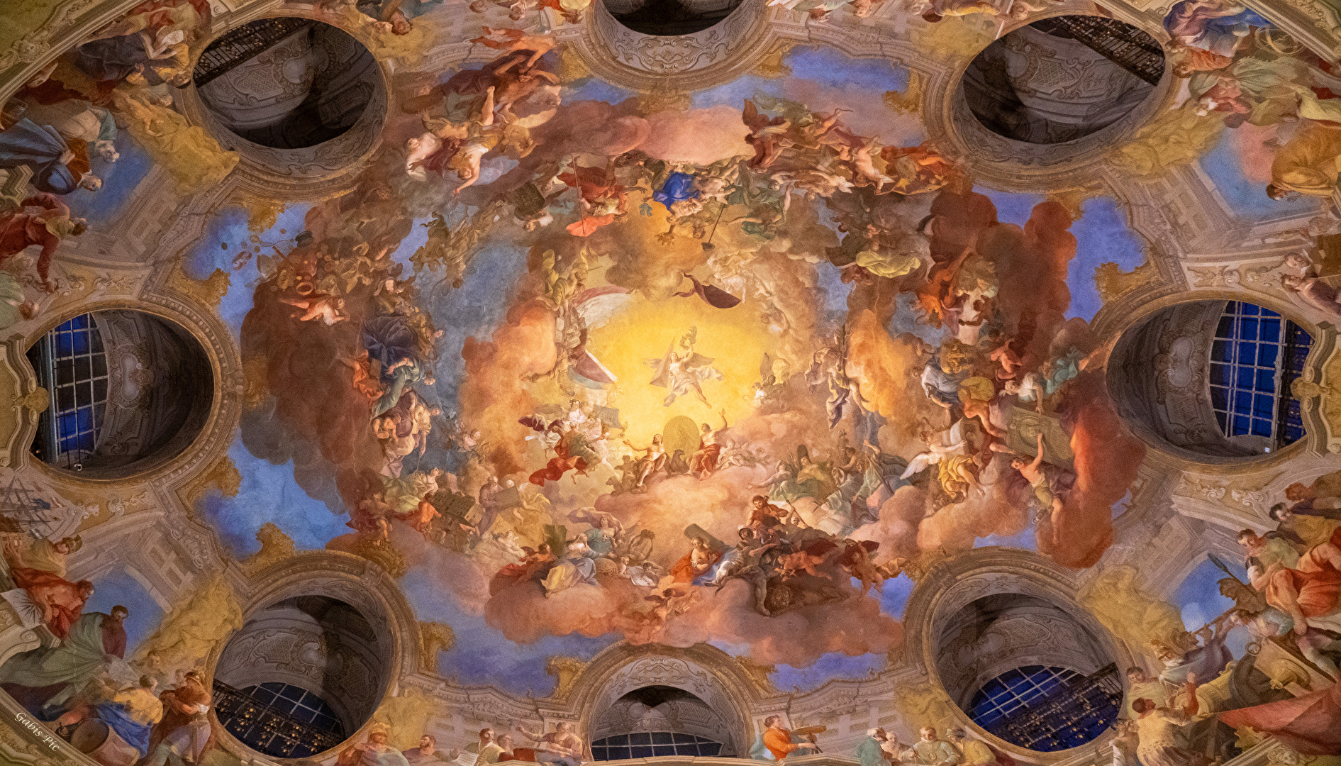 Die Decke in der Kuppel der Nationalbibliothek