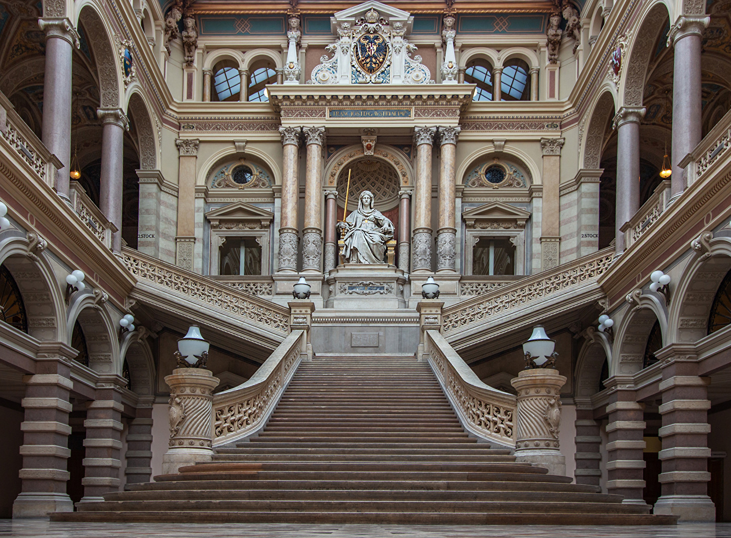 2. Foto Innenansicht  Justizpalast in Farbe