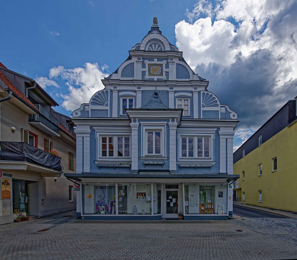 eimal in Blau weiß
