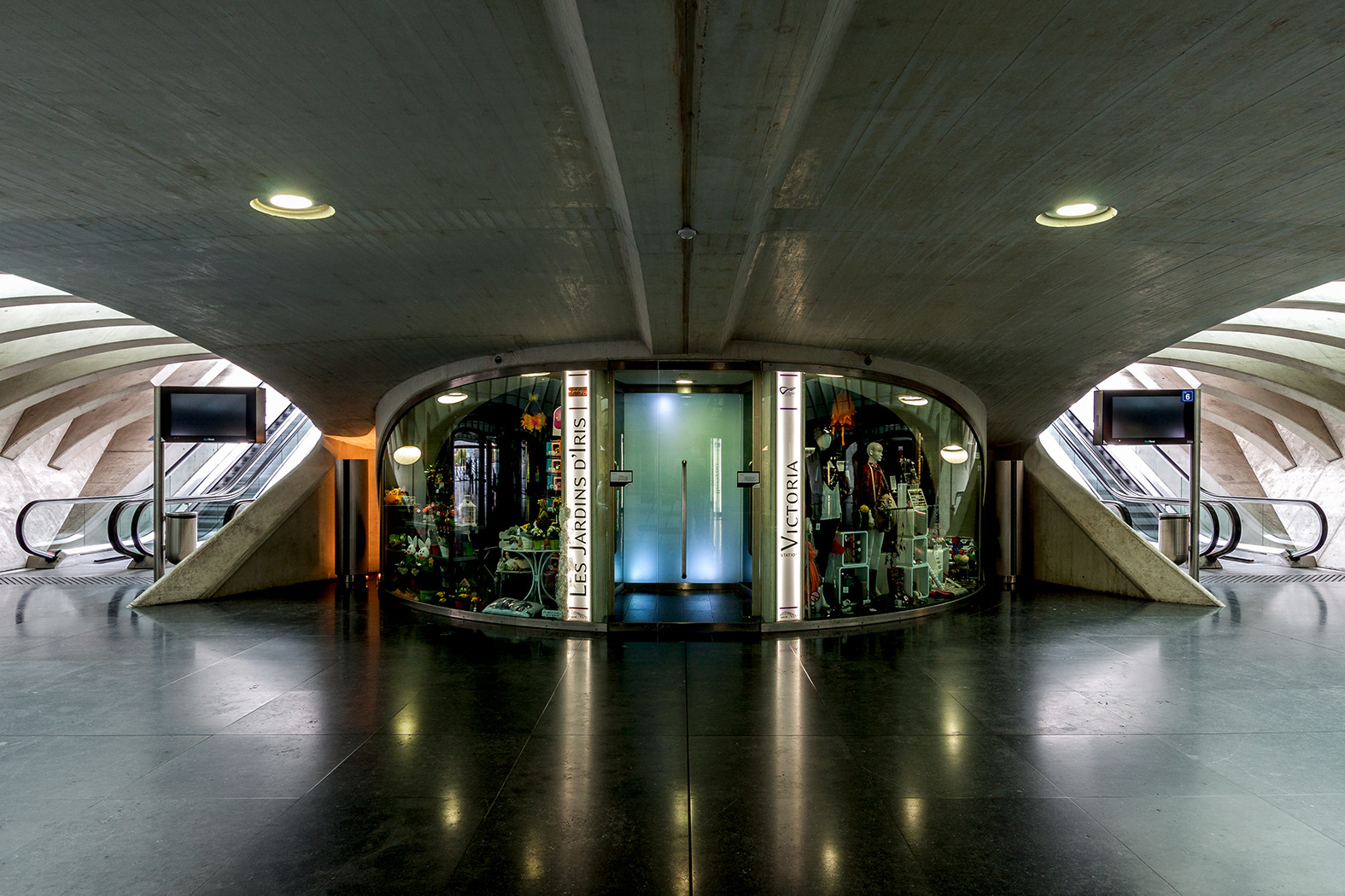 Einkaufen auf dem Bahngelände (Liége)