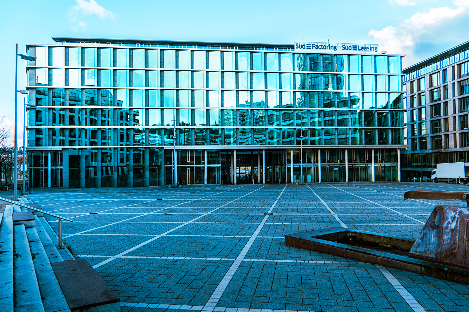 Spiegelfläche im Bürogebäude