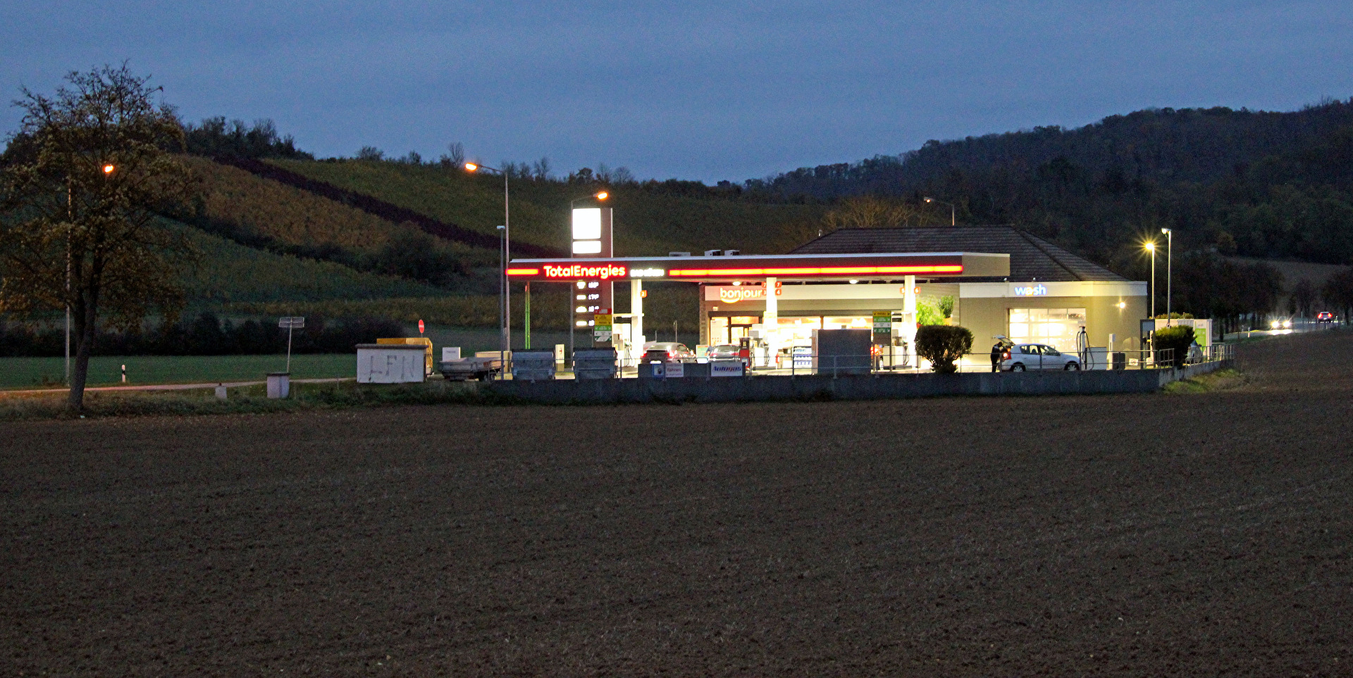Tankstelle am Abend