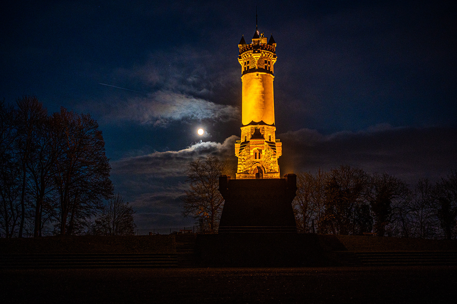 Das Wahrzeichen von Wetter (Ruhr) bei Nacht und Vollmond.