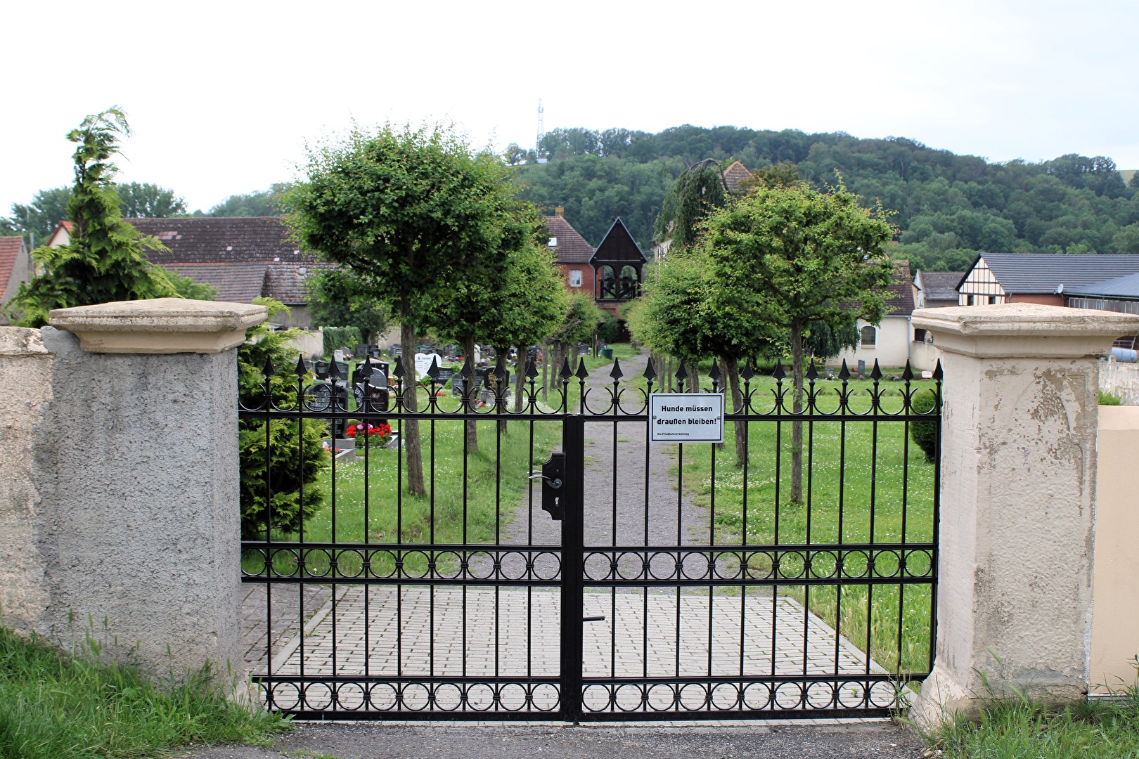 Friedhof mit Glockenturm