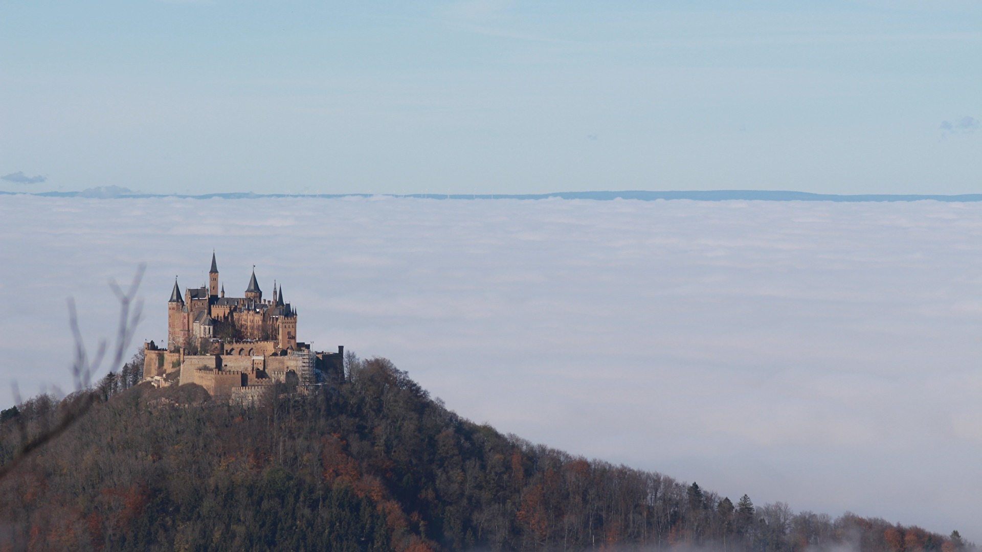 Burg Hohenzollern im Nebelbad
