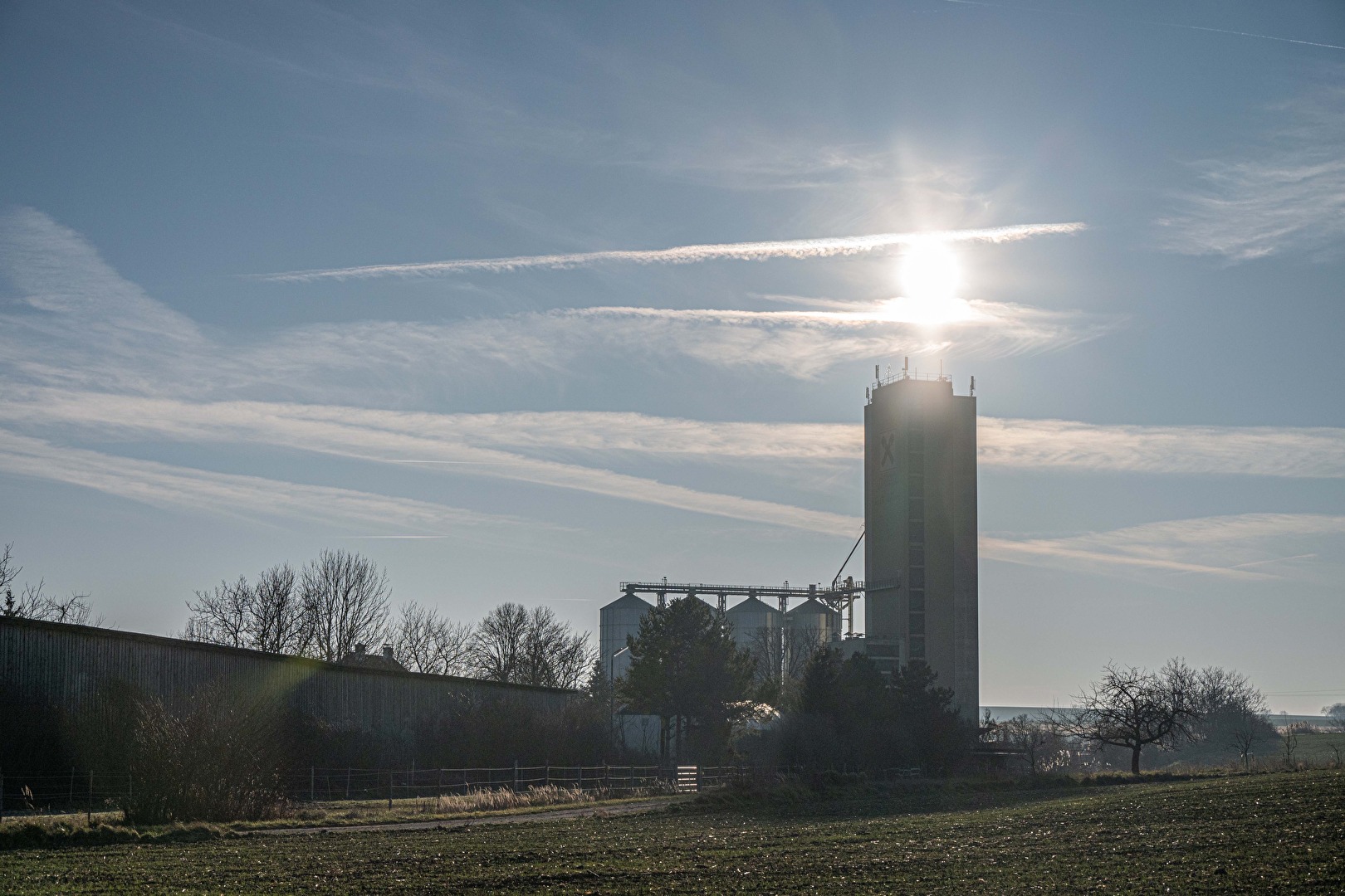 Wintersonne übern Getreidespeicher
