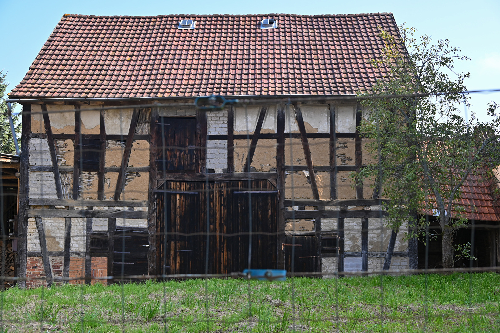 Alte Scheune - hinterm Zaun