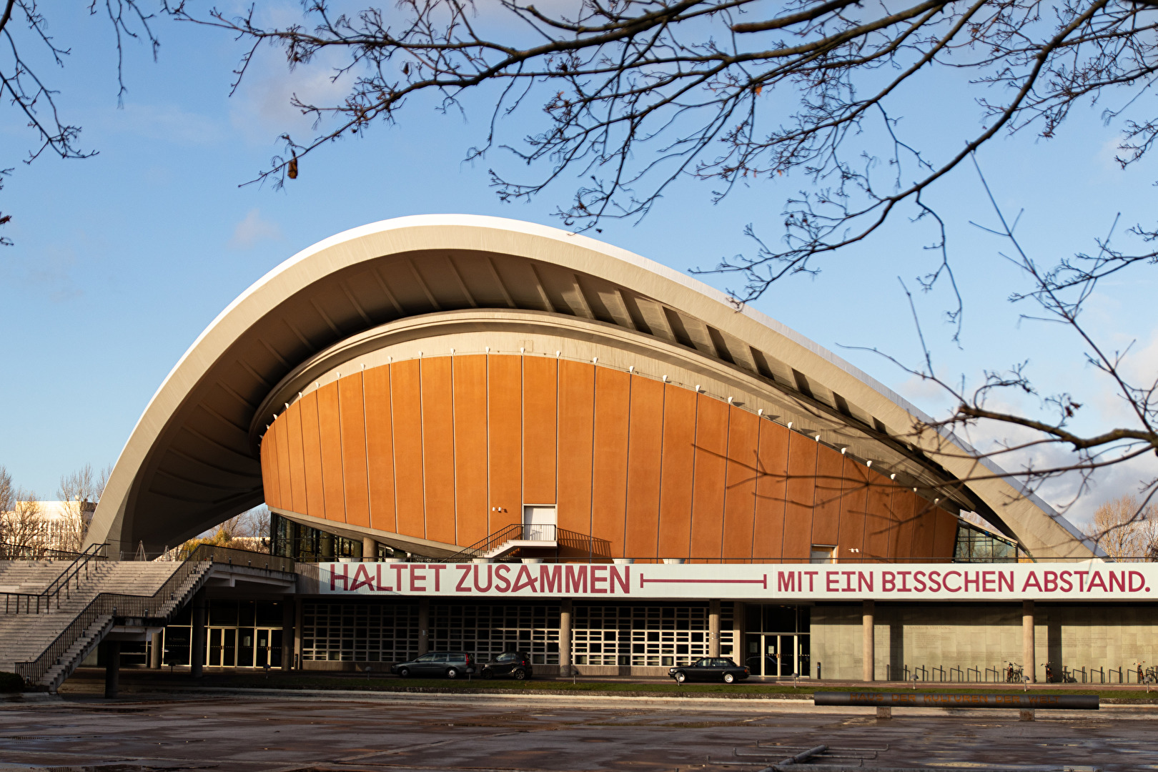 Freundlicher Hinweis am Haus der Kulturen der Welt