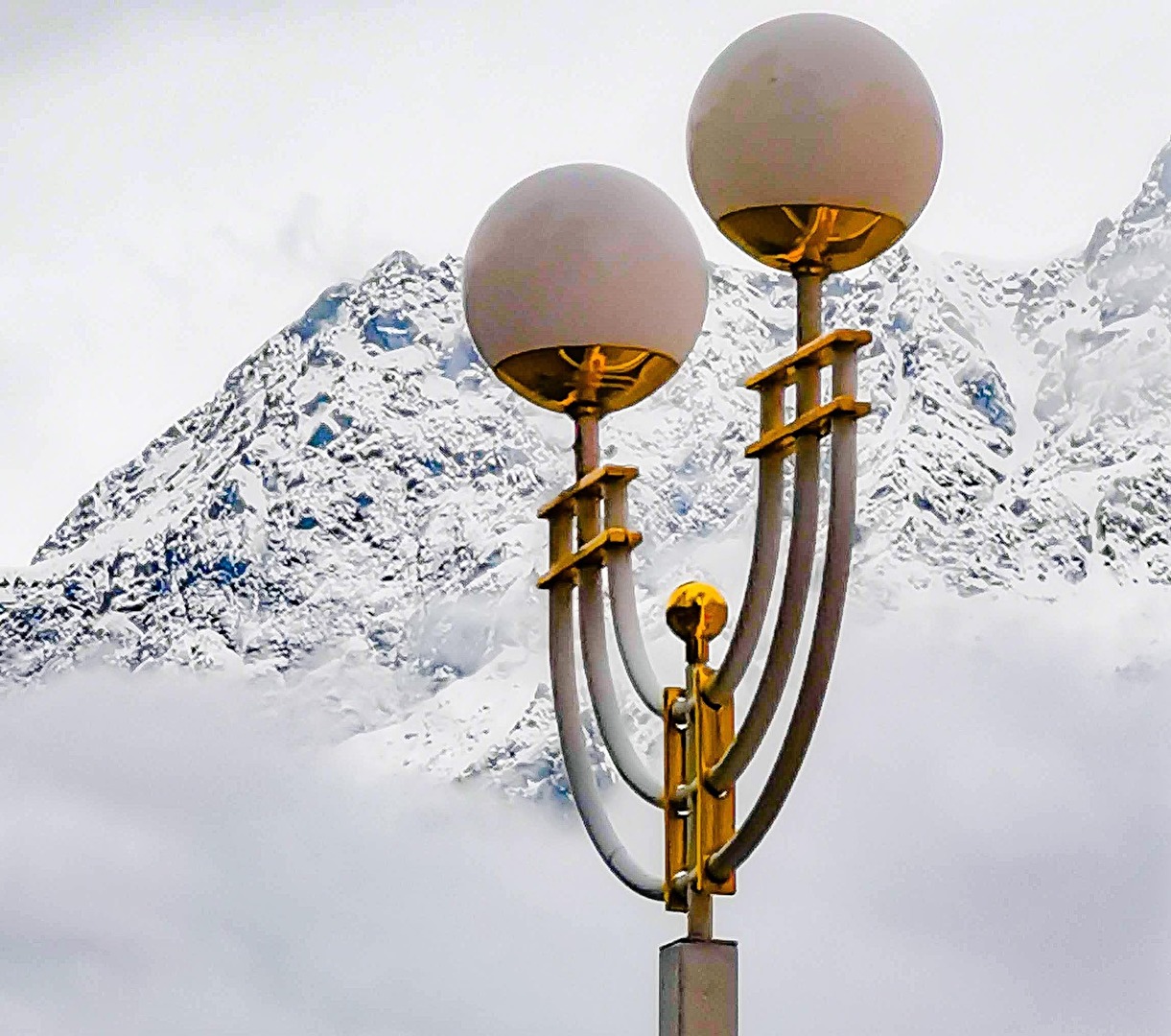 Meran, meine zweite Lieblingsstadt! Zwei meiner Lieblingsthemen in einem Bild: Jugendstil und Berg