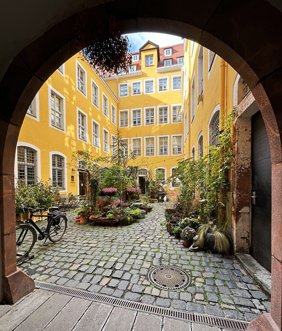 ein Hof in Leipzig... (auf Wunsch geändert)