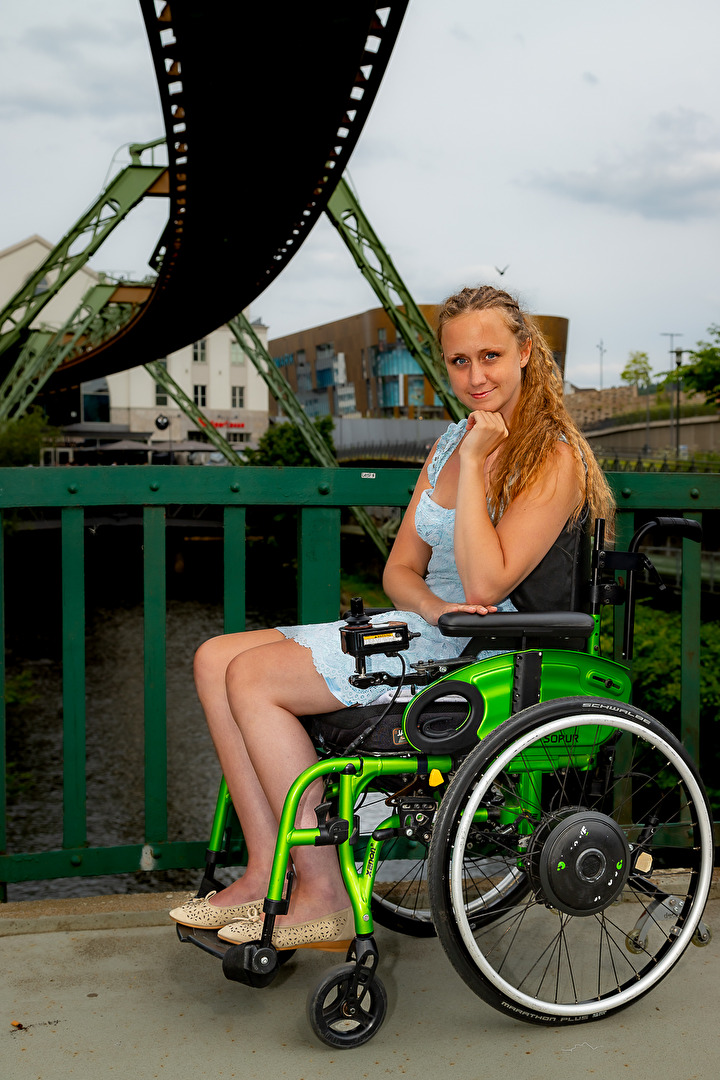 Auch mit Rolli eine schöne Frau