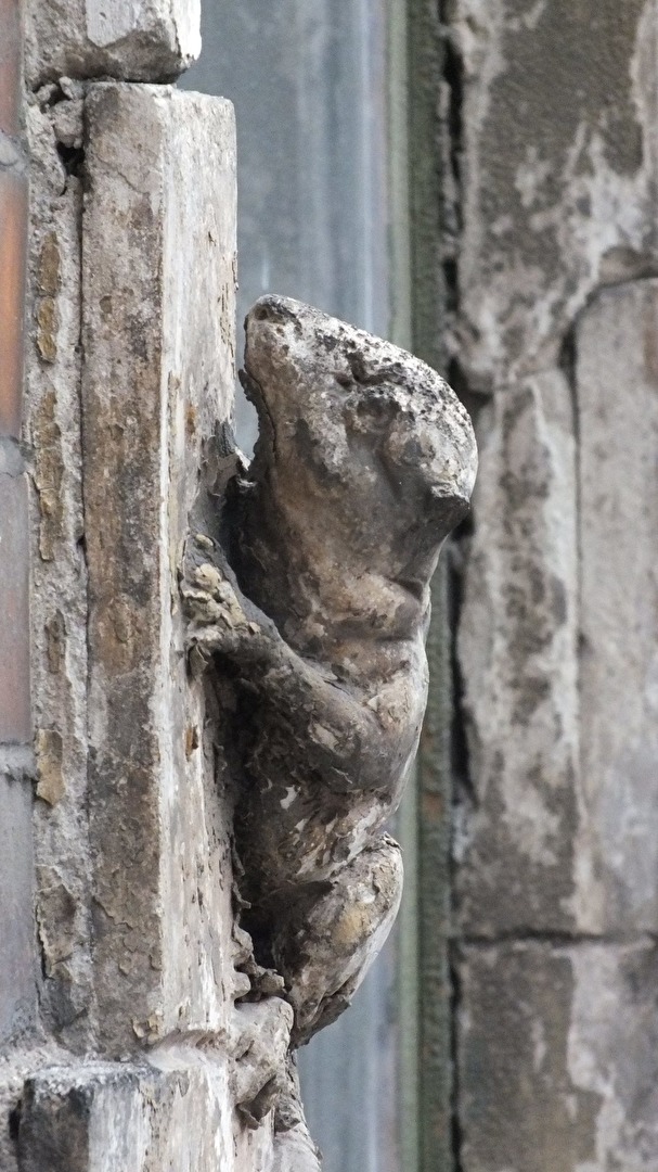 Seltene Skulpturen an Fassade 3