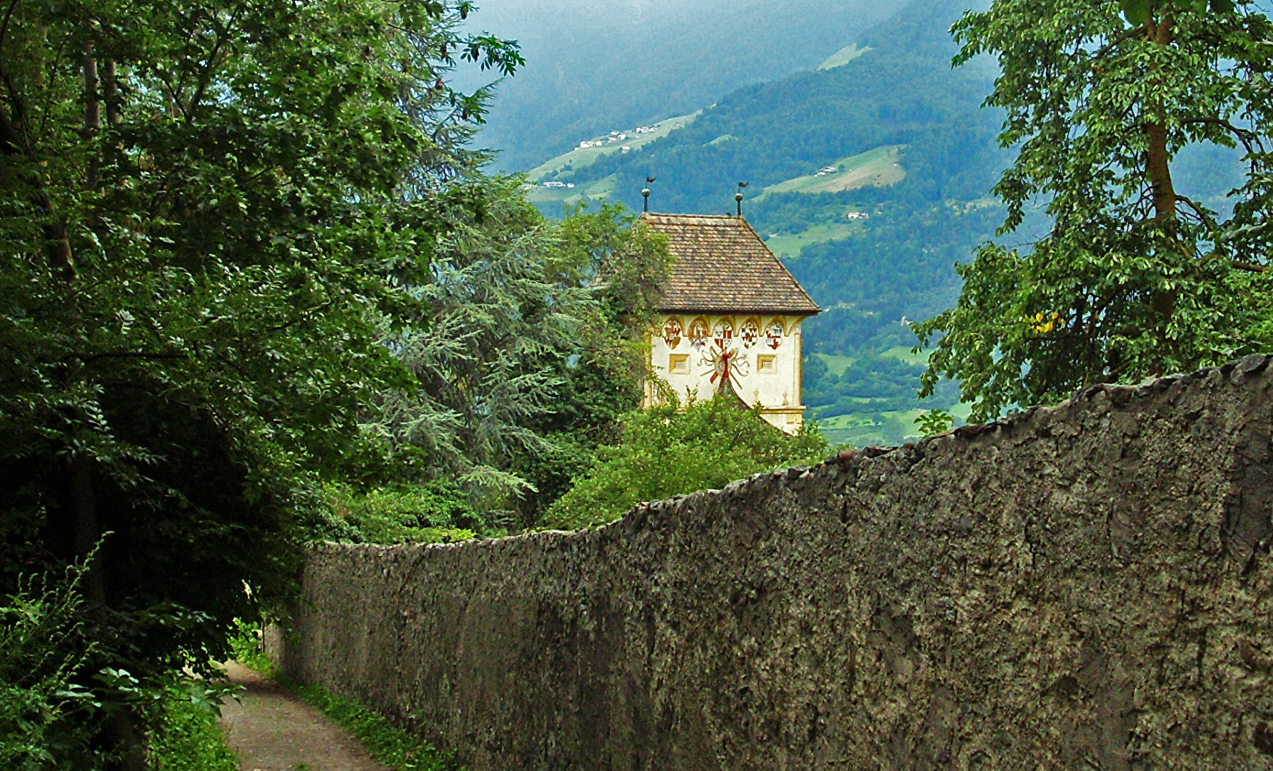 hinter der Mauer...