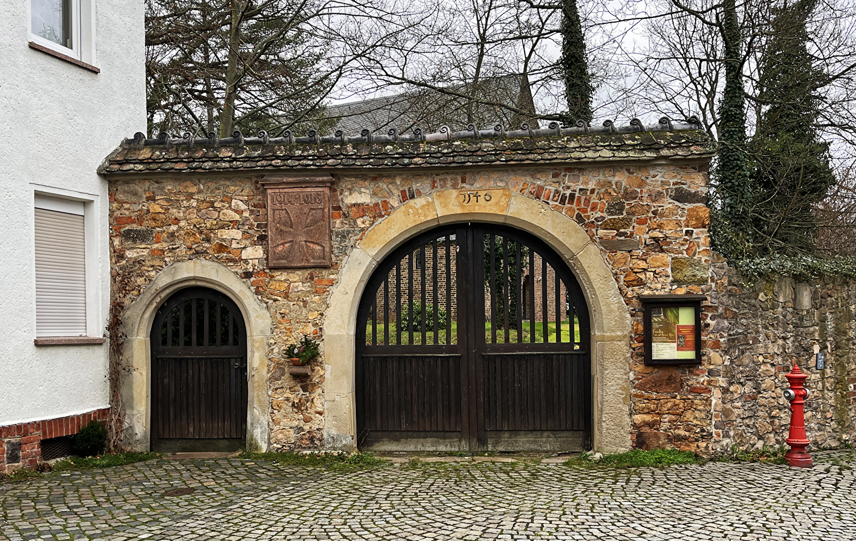 Eingangsportal zum Kirchhof an der Kunigundenkirche in Borna (bei Leipzig)