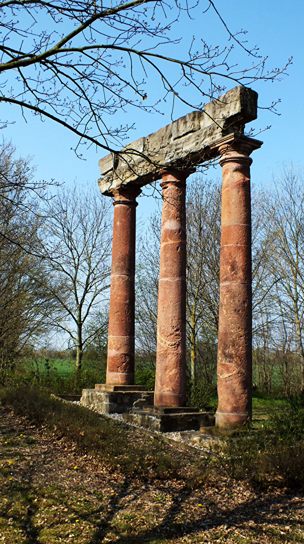 Trianon - künstliche Tempelruine - Zwenkau bei Leipzig